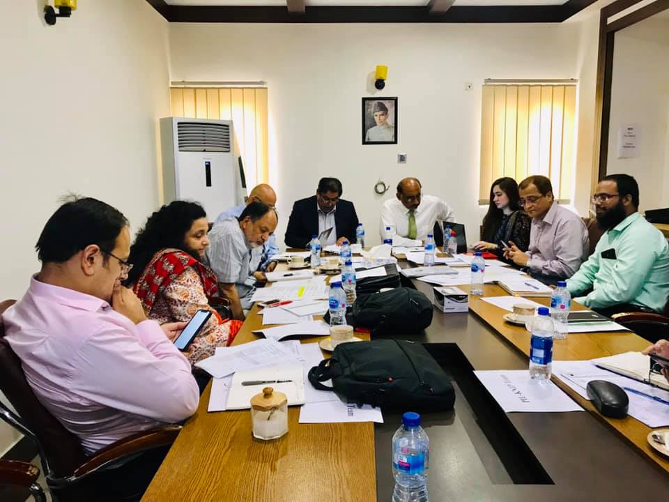 دی ورلڈ بینک مشن ٹیم  نے  مختلف امور جیسے فنڈز کی فراھمی وغیرہ  پر بات کرنے کے لئے کراچی نیبر ھوڈ امپروومینٹ پروجیکٹ  کے ذمیداران سے میٹنگ کی۔