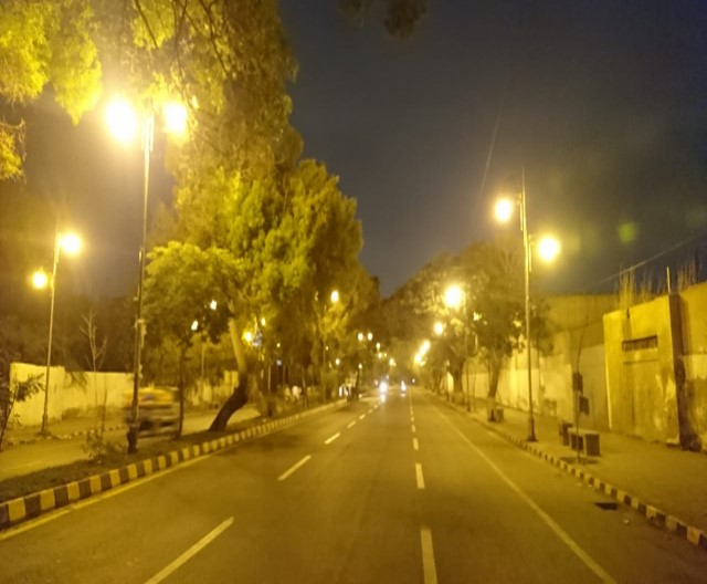 اسٹریٹ لائیٹیں  نسب کرنے  کے  بعد ایم آر کیانی روڈ کامنظر۔